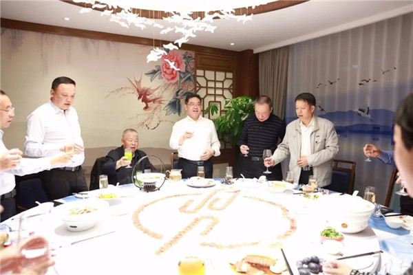 慶中秋 迎華誕 塔林鼎尚恭祝全疆各族朋友雙節(jié)快樂！