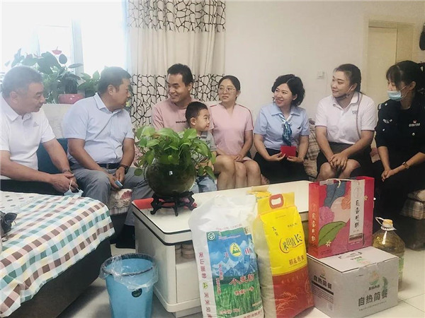 關(guān)愛篇丨佳節(jié)將至，新疆塔林鼎尚、烏魯木齊飲食服務行業(yè)協(xié)會、沙區(qū)天山農(nóng)商行攜手開展慰問幫扶活動