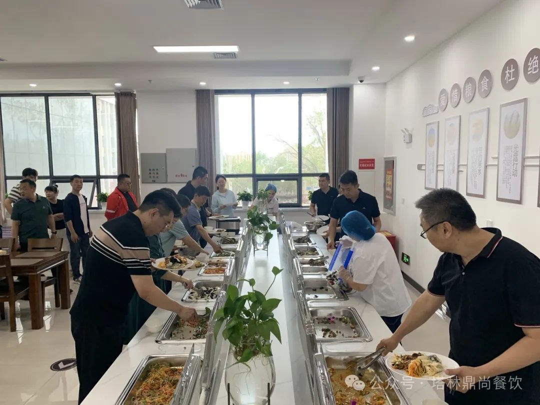 搬遷頂烈日，食堂開餐忙。