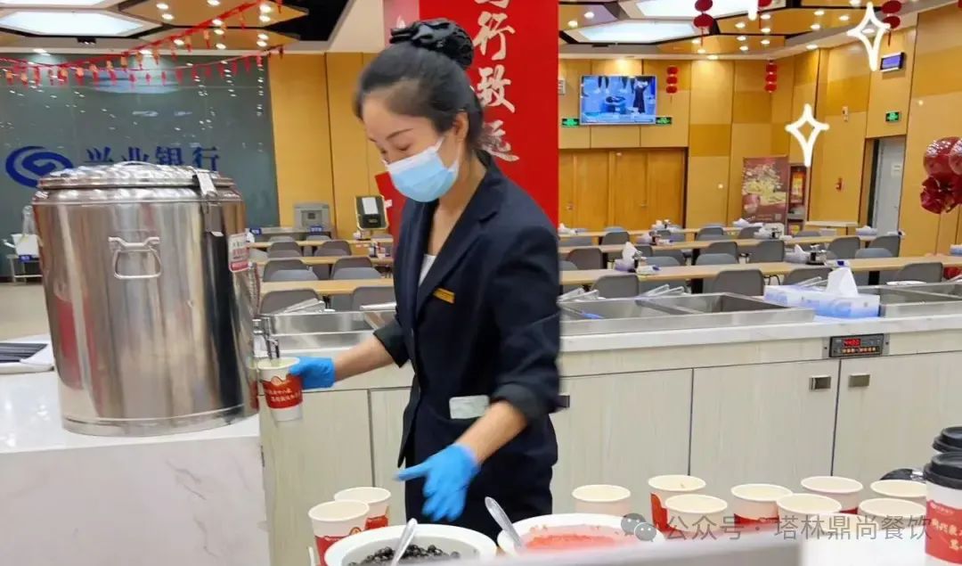 新疆塔林鼎尚餐飲烏市一分公司：立冬美食節(jié)，溫暖職工心